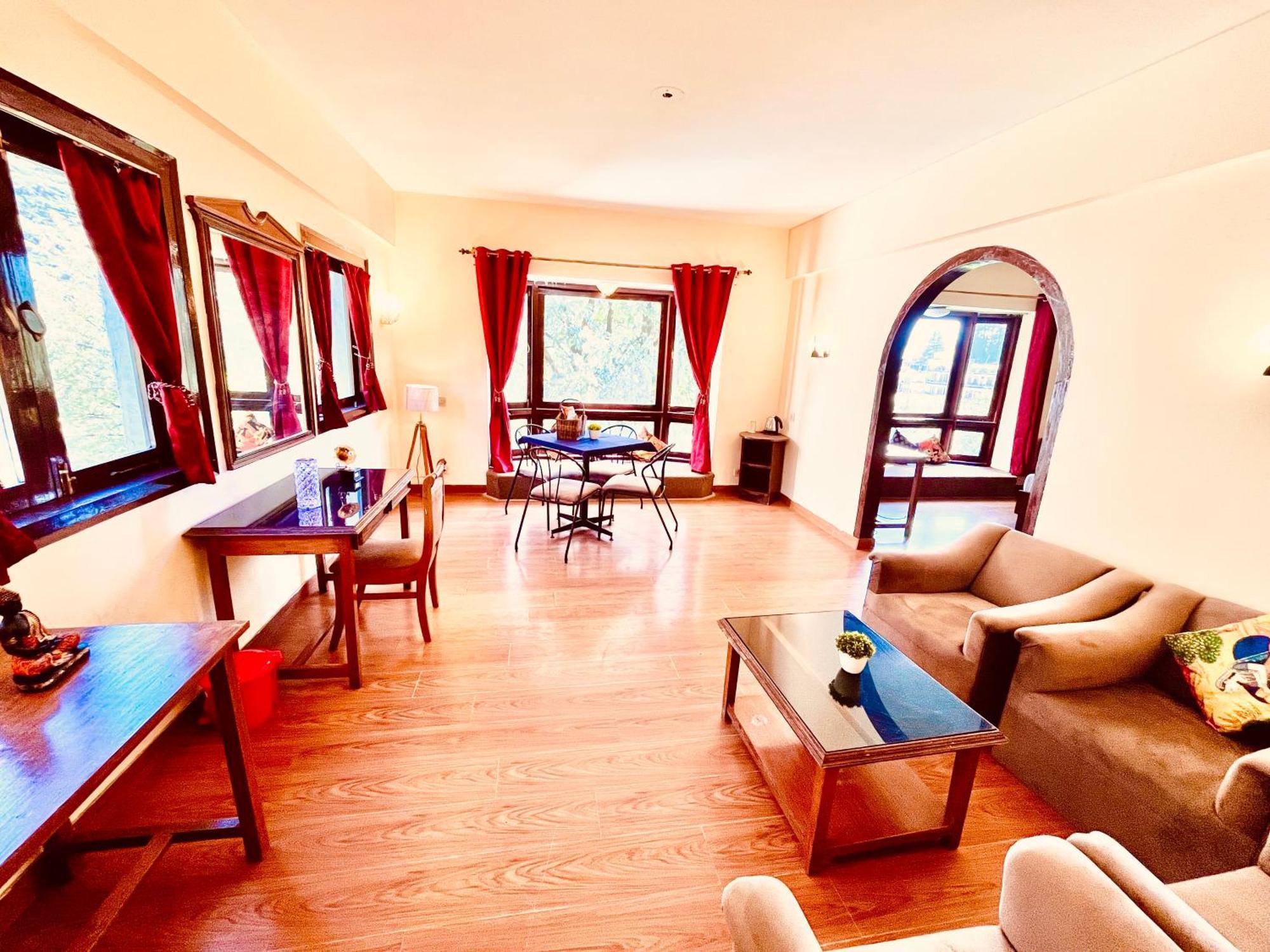 Sagar Resort !! Mountain View ! Luxury Stay ! Family Resort ! Private Parking ! Near Mall Road Manali  Bagian luar foto