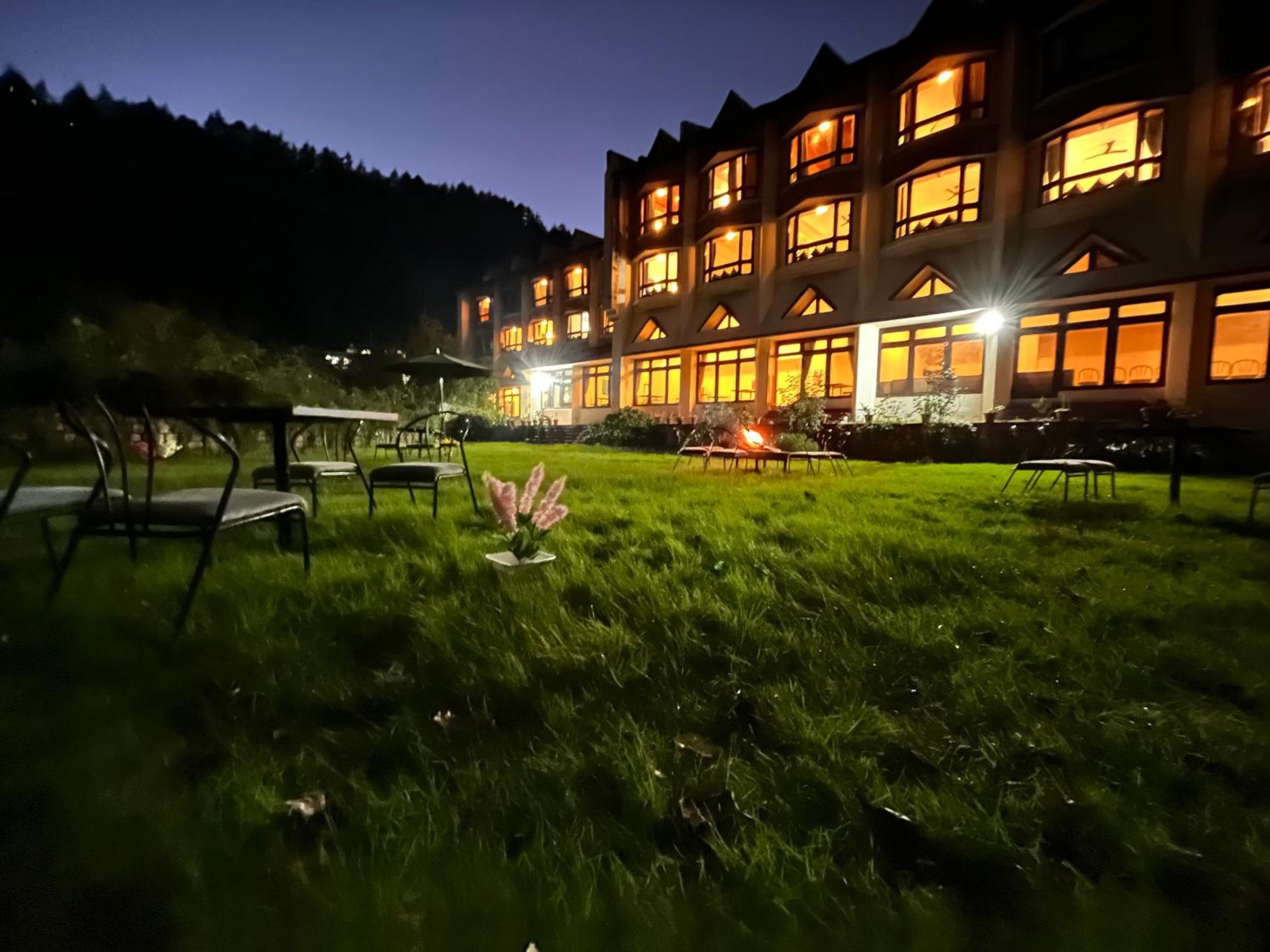 Sagar Resort !! Mountain View ! Luxury Stay ! Family Resort ! Private Parking ! Near Mall Road Manali  Bagian luar foto