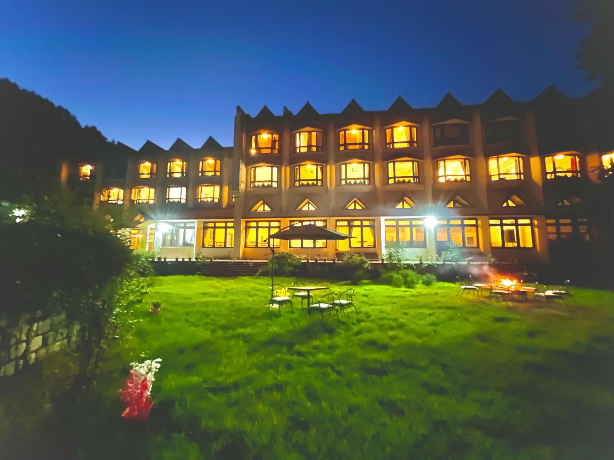 Sagar Resort !! Mountain View ! Luxury Stay ! Family Resort ! Private Parking ! Near Mall Road Manali  Bagian luar foto